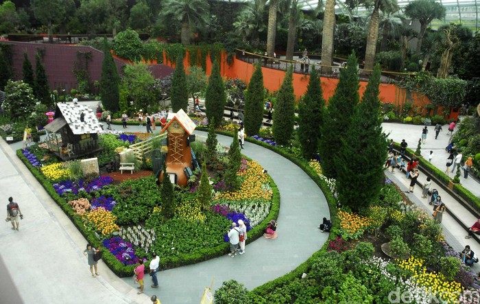 Indahnya Garden By The Bay Singapura Wisatawan menikmati tempat wisata Garden By The Bay di kawasan Marina Bay, Singapura, Beberapa waktu lalu. Lebih dari 500.000 jenis tanaman dari berbagai macam negara ada didalam kedua ruang kaca ini. Grandyos Zafna/detikcom