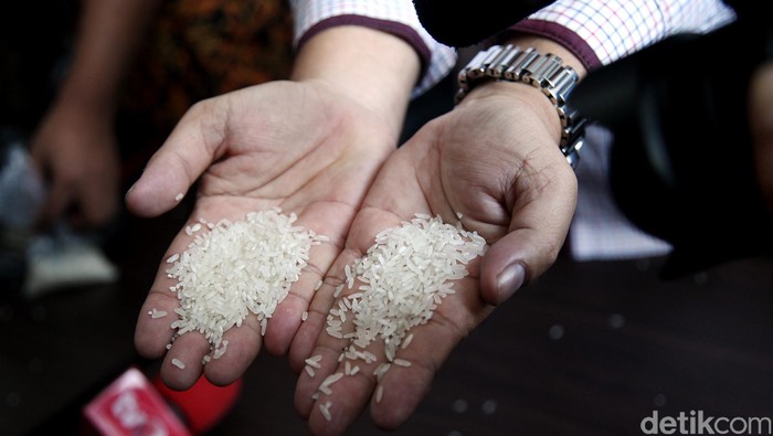 Walokota Bekasi Rahmat Effendi menyampaikan hasil uji lab terkait beras yang diisukan merupakan beras plastik di Bantargebang. Ternyata dari pengujian, beras yang diperiksa ternyata memang beras sintetis dari bahan plastik. Hal Tersbut disampaikan dalam jumpa pers di Kantornya, Jl Ahmad Yani, Bekasi, Kamis (21/5/2015). Rengga Sancaya/detikcom.