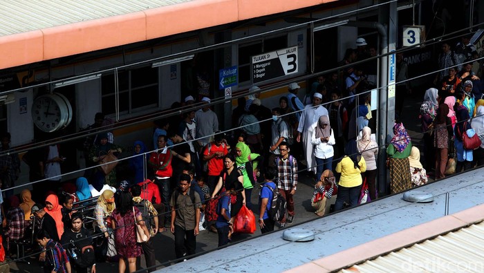 KRL Commuter Line merupakan angkutan umum yang jadi andalan warga Jabodetabek untuk beraktivitas. Hampir setiap hari para penumpang memadati stasiun KA. Begini suasana penumpukan penumpang di Stasiun Tanah Abang, Jumat (22/5/2015). Rengga Sancaya/detikcom.
