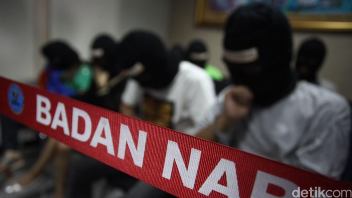 Seorang WNI berinisial DR (22) yang juga berprofesi sebagai sipir Lapas Banceuy, Bandung, Jawa Barat turut diamankan BNN dalam mengungkap jaringan narkotika di dalam Lapas. BNN juga berhasil menyita barang bukti Narkotika jenis shabu seberat 16,4 kg dan 778 butir Pil inex/ekstasi yang turut dirilis di gedung Badan Nasional Narkotika (BNN), Jakarta Timur, Jumat (22/5/2015). Selain DR sebanyak 6 WNI 1 orang warga negara Iran ikut diamankan dalam operasi semalam dari empat lokasi yakni di Lapas Banceuy, Bandung, Kos di daerah Kiara Condong, Apartemen Oasis Senen (TSK Warga Negara Iran) dan Atrium Senen. Rachman Haryanto/detikcom