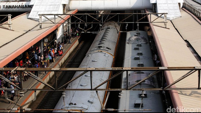 KRL Anjlok Telah Dievakuasi ke Bukit Duri