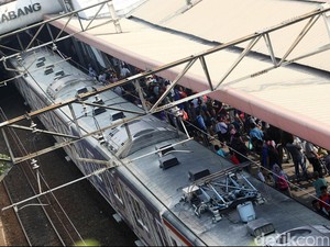 KRL Anjlok di Antara Stasiun Kebayoran-Pondok Ranji