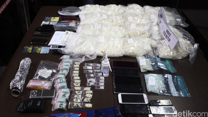 Seorang WNI berinisial DR (22) yang juga berprofesi sebagai sipir Lapas Banceuy, Bandung, Jawa Barat turut diamankan BNN dalam mengungkap jaringan narkotika di dalam Lapas. BNN juga berhasil menyita barang bukti Narkotika jenis shabu seberat 16,4 kg dan 778 butir Pil inex/ekstasi yang turut dirilis di gedung Badan Nasional Narkotika (BNN), Jakarta Timur, Jumat (22/5/2015). Selain DR sebanyak 6 WNI 1 orang warga negara Iran ikut diamankan dalam operasi semalam dari empat lokasi yakni di Lapas Banceuy, Bandung, Kos di daerah Kiara Condong, Apartemen Oasis Senen (TSK Warga Negara Iran) dan Atrium Senen. Rachman Haryanto/detikcom