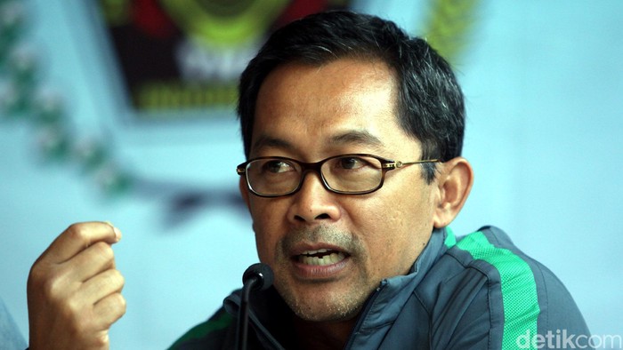 Pelatih Timnas U-23 Aji Santoso saat memberikan penjelasan terkait penundaan pemberangkatan Timnas U-23 ke SEA Games, di Jakarta, Minggu (25/05/2015). Rengga Sancaya/detikcom.