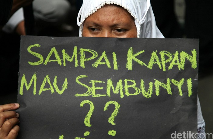 Komisi untuk Orang Hilang dan Korban Tindak Kekerasan (Kontras) menggelar aksi unjuk rasa di depan gedung Kejaksaan Agung RI, Jakarta, Senin (25/5/15). Kontras menolak opsi rekonsiliasi yang diambil Tim Gabungan Kejaksaan Agung dan Komnas HAM dalam menyelesaikan kasus pelanggaran HAM berat masa lalu di Ini ditengarai melanggar mandat konstitusi. Agung Pambudhy/Detikcom.