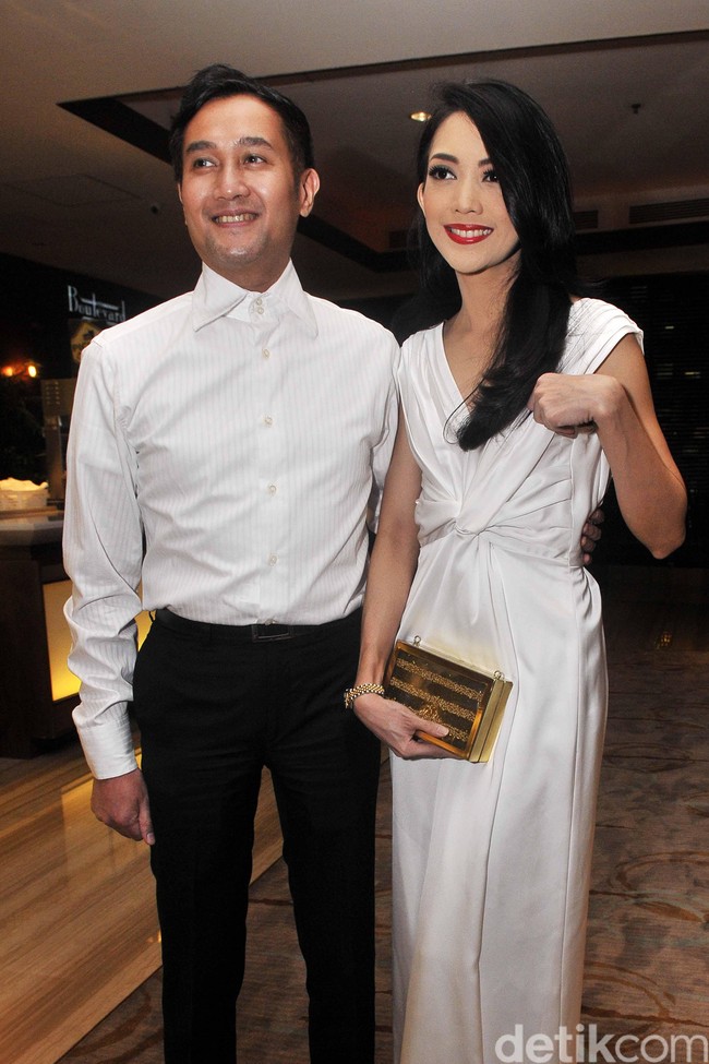 Hubungan asmara Ririn Dwi Ariyanti dan Aldi Bragi diketahui mulai terjalin sejak 2008. Ketika itu, status Aldi Bragi adalah duda setelah resmi bercerai dari Ikke Nurjanah. (Foto: Noel/detikfoto)