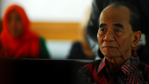 Annas Maamun, eks Gubernur Riau yang jadi terpidana kasus korupsi alih fungsi hutan, diberi grasi oleh Jokowi dengan alibi kondisi kesehatan.
