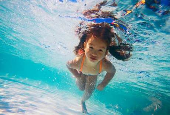 Anak kecil sedang berenang