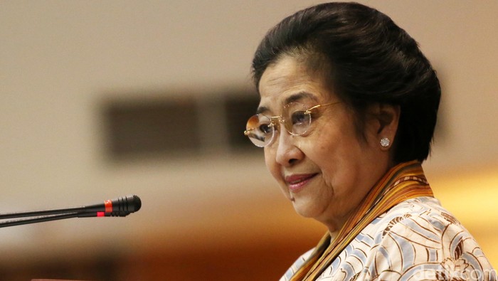 Bernama Lengkap Diah Permata Megawati Setiawati Soekarnoputri atau akrab di sapa Megawati Soekarnoputri lahir di Yogyakarta, 23 Januari 1947. Sebelum diangkat sebagai presiden, beliau adalah Wakil Presiden RI yang ke-8 dibawah pemerintahan Abdurrahman Wahid. Megawati adalah putri sulung dari Presiden RI pertama yang juga proklamator, Soekarno dan Fatmawati. Megawati, pada awalnya menikah dengan pilot Letnan Satu Penerbang TNI AU, Surendro dan dikaruniai dua anak lelaki bernama Mohammad Prananda dan Mohammad Rizki Pratama. dikhy sasra/detikfoto