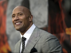 Aksi Tak Biasa Dwayne The Rock Johnson Saat Ganti Popok Anak