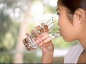 4 Alasan Minum Air Putih Setelah Bangun Tidur