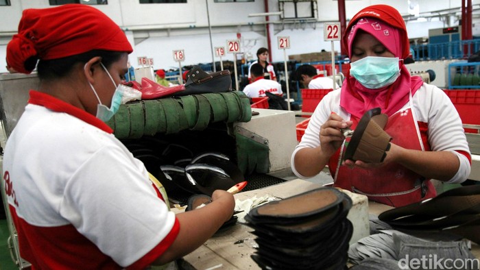 Pekerja tengah memproduksi sepatu dan sandal di pabrik PT Sepatu Bata Tbk, Purwakarta, Jawa Barat, Kamis (28/5/2015). Menghadapi tahun ajaran baru bagi siswa sekolah dan jelang bulan Ramadhan, Bata memproduksi sekitar 25.000 pasang per harinya untuk memenuhi kebutuhan pasar di seluruh Indonesia. Selain dipasarkan di Indonesia, produk sepatu dan sandal Bata juga diekpor hampir ke 15 Negara. Agung Pambudhy/Detikcom.