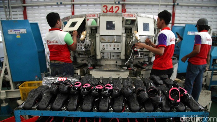 Pekerja tengah memproduksi sepatu dan sandal di pabrik PT Sepatu Bata Tbk, Purwakarta, Jawa Barat, Kamis (28/5/2015). Menghadapi tahun ajaran baru bagi siswa sekolah dan jelang bulan Ramadhan, Bata memproduksi sekitar 25.000 pasang per harinya untuk memenuhi kebutuhan pasar di seluruh Indonesia. Selain dipasarkan di Indonesia, produk sepatu dan sandal Bata juga diekpor hampir ke 15 Negara. Agung Pambudhy/Detikcom.