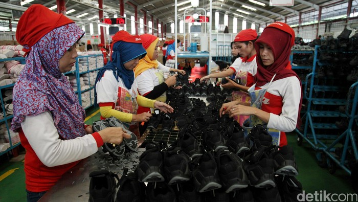 Pekerja tengah memproduksi sepatu dan sandal di pabrik PT Sepatu Bata Tbk, Purwakarta, Jawa Barat, Kamis (28/5/2015). Menghadapi tahun ajaran baru bagi siswa sekolah dan jelang bulan Ramadhan, Bata memproduksi sekitar 25.000 pasang per harinya untuk memenuhi kebutuhan pasar di seluruh Indonesia. Selain dipasarkan di Indonesia, produk sepatu dan sandal Bata juga diekpor hampir ke 15 Negara. Agung Pambudhy/Detikcom.