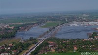 Luberan lumpur bahkan sampai menggenangi ruas jalan tol Surabaya-Gempol sehingga mengakibatkan ditutup. Budi Sugiharto/detikcom.