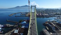 Dari jembatan ini pengunjung dapat menyaksikan pemandangan dari Taman Sindulang, Pulau Bunaken, Manado Tua, dan juga Pelabuhan Manado. Dok. Ditjen Binamarga  