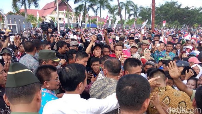 Begini Gaya Jokowi Saat Tebar Kartu Sakti dan 5 Sepeda di Parigi Moutong