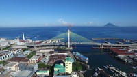 Jembatan Soekarno, Manado, Sulawesi Utara. Jembatan sepanjang 1.127 meter diresmikan pada Mei 2015. Jembatan ini sempat terbengkalai selama 12 tahun/Foto: Pool