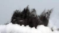 Terlepas dari proses pengeboran, lumpur ini juga diketahui menyembur dua hari setelah gempa bumi di Yogyakarta. Namun hingga saat ini belum ada pembuktian secara ilmiah apakah gempa tersebut turut mempengaruhi semburan lumpur. Meski demikian banyak orang yang percaya kedua bencana ini saling terkait. Budi Sugiharto/detikcom.