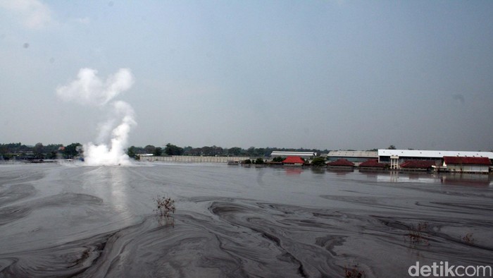 lumpur Lapindo Sidoarjo Luas lahan yang ditenggelamkan lumpur mencapai 640 hektar. Ribuan rumah dan persawahan sirna sejak lumpur menyembur 26 Mei 2006. Bagaimana keganasan lumpur yang mengusir penduduk dari 4 desa dan 3 kecamatan di Sidoarjo itu .Semburan lumpur lapindo belum juga berhenti meski sudah menginjak tahun ke 9. Sejak menyembur pada 29 Mei 2006, luapan lumpur ini telah menenggelamkan sejumlah desa di tiga kecamatan di Sidoarjo. Seluas 640 hektar lahan kini berubah menjadi kolam penampungan lumpur. Ini penampakan ganasnya lumpur lapindo yang direkam pada tahun 2006 dan 2007. budi Sugiarto/file/detikfoto