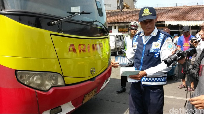Seorang Bikers di Subang Tewas Terlindas Truk Pasir Usai Mencopet