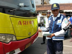 Seorang Bikers di Subang Tewas Terlindas Truk Pasir Usai Mencopet
