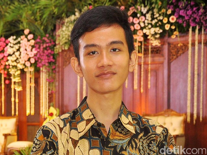 Anak pertama Presiden Jokowi Gibran Rakabuming Raka sangat jarang disorot kamera. Maklum saja, pria kelahiran Solo 1 Oktober 1987 itu sibuk mengurus bisnis katering bernama Chilli Pari di Solo. Gibran lulusan University of Technology Insearch, Sydney, Australia, pada 2010. Setelah lulus, Gibran bertekad membangun bisnis katering bernama Chilli Pari. Reno/detikfoto