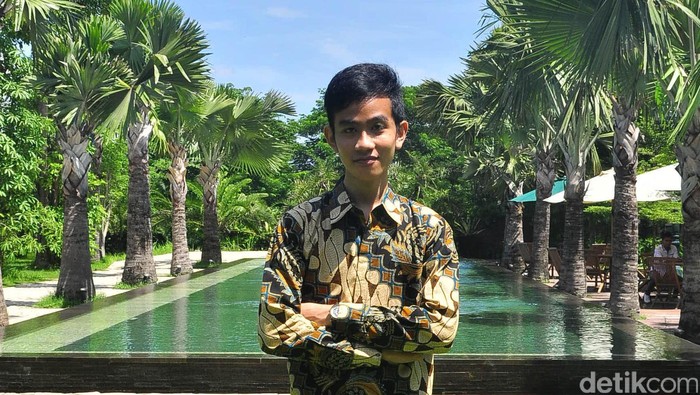 Gibran Rakabuming Raka Anak pertama Presiden Jokowi Gibran Rakabuming Raka sangat jarang disorot kamera. Maklum saja, pria kelahiran Solo 1 Oktober 1987 itu sibuk mengurus bisnis katering bernama Chilli Pari di Solo. Gibran lulusan University of Technology Insearch, Sydney, Australia, pada 2010. Setelah lulus, Gibran bertekad membangun bisnis katering bernama Chilli Pari. Reno/detikfoto