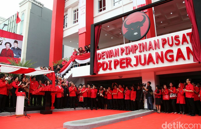 Eks Menakertrans Jacob Nuwa Wea Tutup Usia