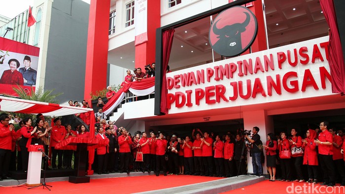 Ketua Umum PDIP Megawati Soekarnoputri meresmikan kantor DPP PDIP yang baru di Jl Diponegoro, Jakarta Pusat, Senin (1/6/2015). Mega memencet tombol sirine sebagai tanda peresmian. Agung Pambudhy/detikcom.