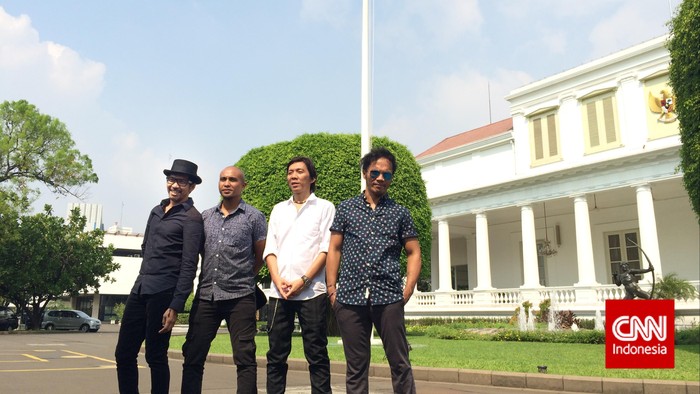 Jokowi Dapat Hadiah Batik Motif Slank