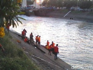 Pria Berhelm yang Bunuh Diri di Sungai Jagir Ditemukan