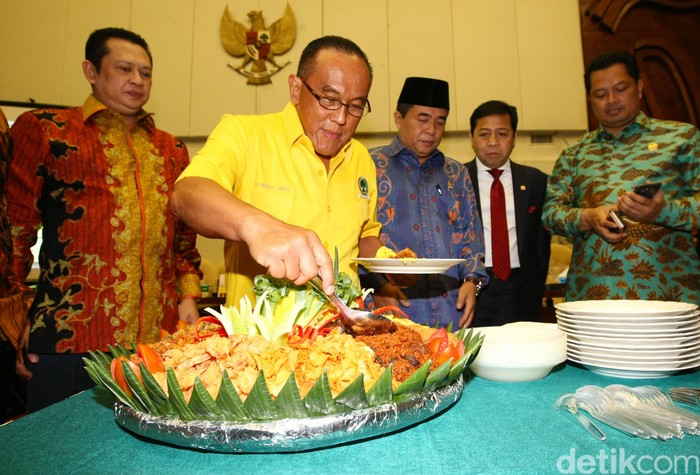 Catatan Tahun Terkelam Golkar: Perpecahan, KMP Melemah, Papa Minta Saham