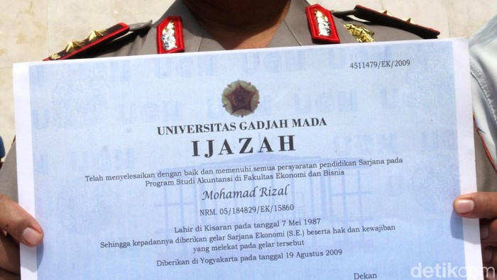 Alex, pelaku pemalsuan ijazah dibekuk tim Subdit Jatanras Ditreskrimum Polda Metro Jaya. Pelaku yang membuka usahanya di kawasan Pramuka, Jakarta Pusat sudah mencetak ratusan ijazah palsu dari sejumlah universitas terkemuka. Lamhot Aritonang/detikcom.