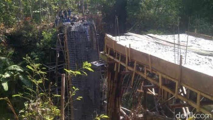 Jembatan Sepanjang 30 Meter Ambrol, Tiga Pekerja Luka