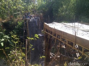 Jembatan Sepanjang 30 Meter Ambrol, Tiga Pekerja Luka