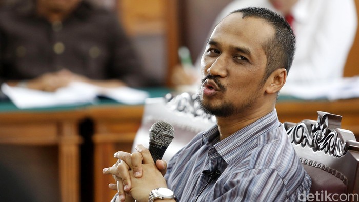 Abraham Samad, dari Rumah Kaca Menjadi Tersangka