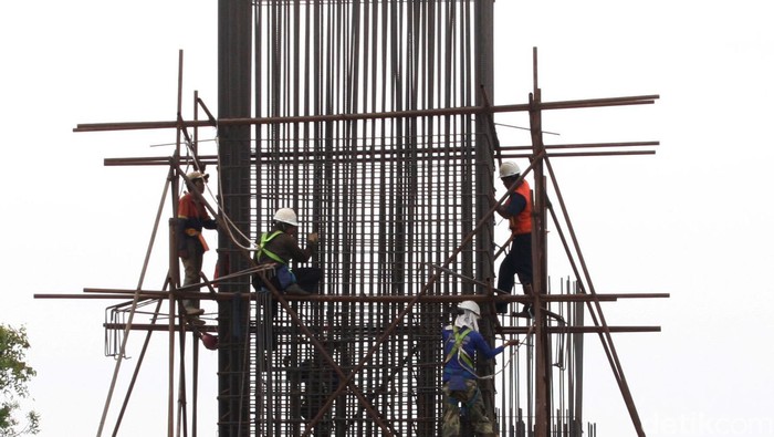 Sejumlah pekerja sedang menyelesaikan pembangunan MRT di sekitar Blok M, Jakarta Selatan, Jumat (5/6/2015). Dana pembangunan MRT Jakarta tahap 1 membengkak hingga Rp 1,3 triliun. Pembengkakan dana tersebut terjadi karena beberapa faktor. Lamhot Aritonang/detikcom.
