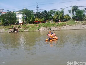 Pencarian Pria Berhelm yang Bunuh Diri di Sungai Jagir Dilanjutkan