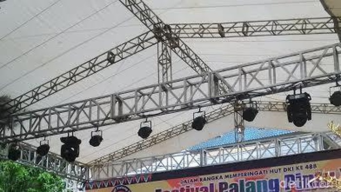 Saat Jawara Betawi Adu Jurus Di Festival Palang Pintu 2015