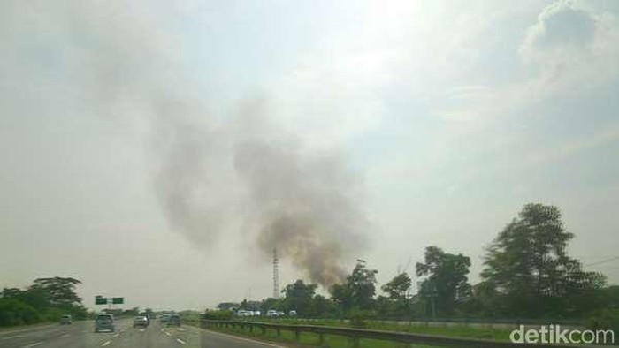Ruko Terbakar di Dekat Tol Jagorawi, Lalin ke Bogor Sempat Padat