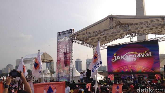 Disaksikan Ribuan Warga, Ahok Lepas Peserta Pawai Jakarnaval di Monas