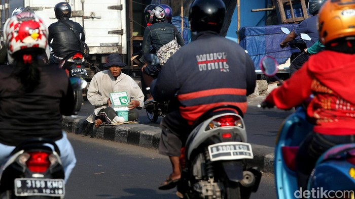 Jelang bulan Ramdhan, Penyandang Masyarakat Kesejahteraan Sosial (PMKS) yang biasa disebut Gelandangan dan Pengemis (Gepeng) mulai menyerang Kota Bekasi. Seperti terlihat di Pasar Pondok Gede, Kota Bekasi, Senin (08/06/2015), gepeng musiman mulai membanjiri dari titik jalan lampu merah hingga pusat keramaian. Rengga Sancaya/detikcom.