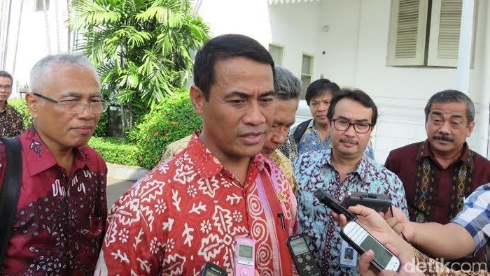 Gaya Kocak Mentan Amran Saat Dengarkan Curhatan Petani