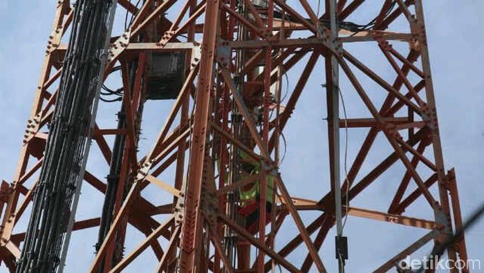 Seorang Pria Stres Panjat Tower