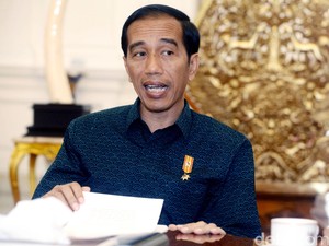 Sambil Berbatik Jokowi Tendang Bola Tanda Kick Off Piala Kemerdekaan
