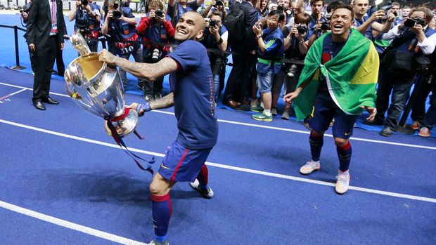 Dani Alves meraih tiga trofi Liga Champions bersama Barcelona.