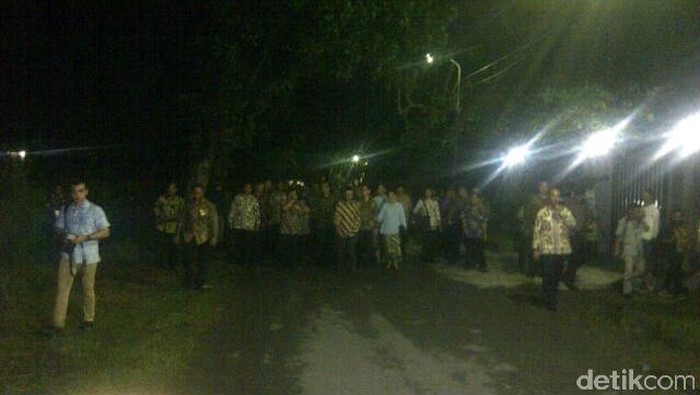 Lamaran Tuntas, Jokowi Umbar Senyum saat Jalan Kaki Pulang ke Rumah