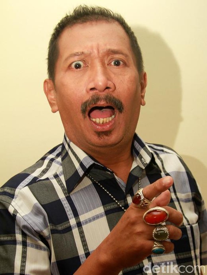 Polo Srimulat Koleksi 600 Batu Akik Tren batu akik dimanfaatkan komedian Polo Srimulat untuk kembali melirik koleksi lamanya. Polo mengaku memiliki koleksi batu akik hingga 600 buah. Polo memiliki batu dari berbagai jenis. Salah satu yang spesial, ia juga memiliki Red Baron yang konon, kata Polo, pernah diberikan SBY kepada Obama. Gusmun/detikcom.