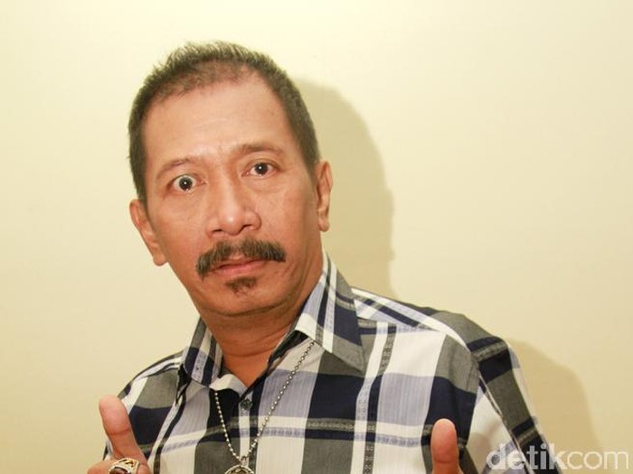 Tren batu akik dimanfaatkan komedian Polo Srimulat untuk kembali melirik koleksi lamanya. Polo mengaku memiliki koleksi batu akik hingga 600 buah. Polo memiliki batu dari berbagai jenis. Salah satu yang spesial, ia juga memiliki Red Baron yang konon, kata Polo, pernah diberikan SBY kepada Obama. Gusmun/detikcom.